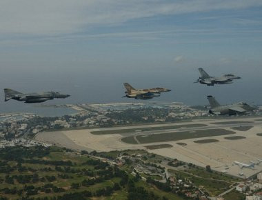 Εντυπωσιακές φωτογραφίες από τα μαχητικά που πέταξαν χθες πάνω από την Αθήνα